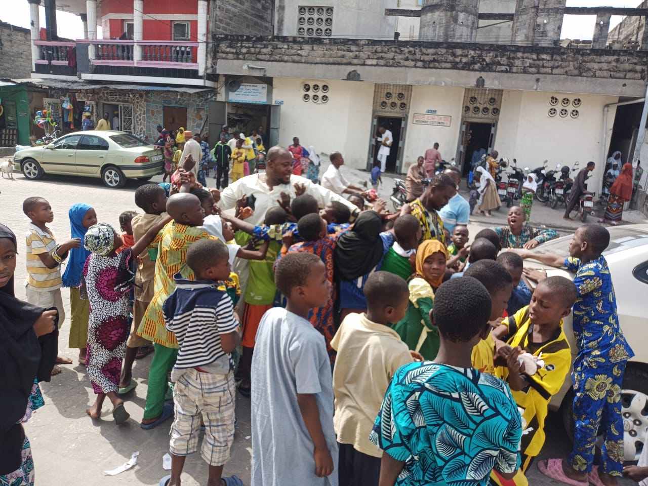 Partages des vivres aux enfants dans la mosquée de Midombo le 09/01/2024