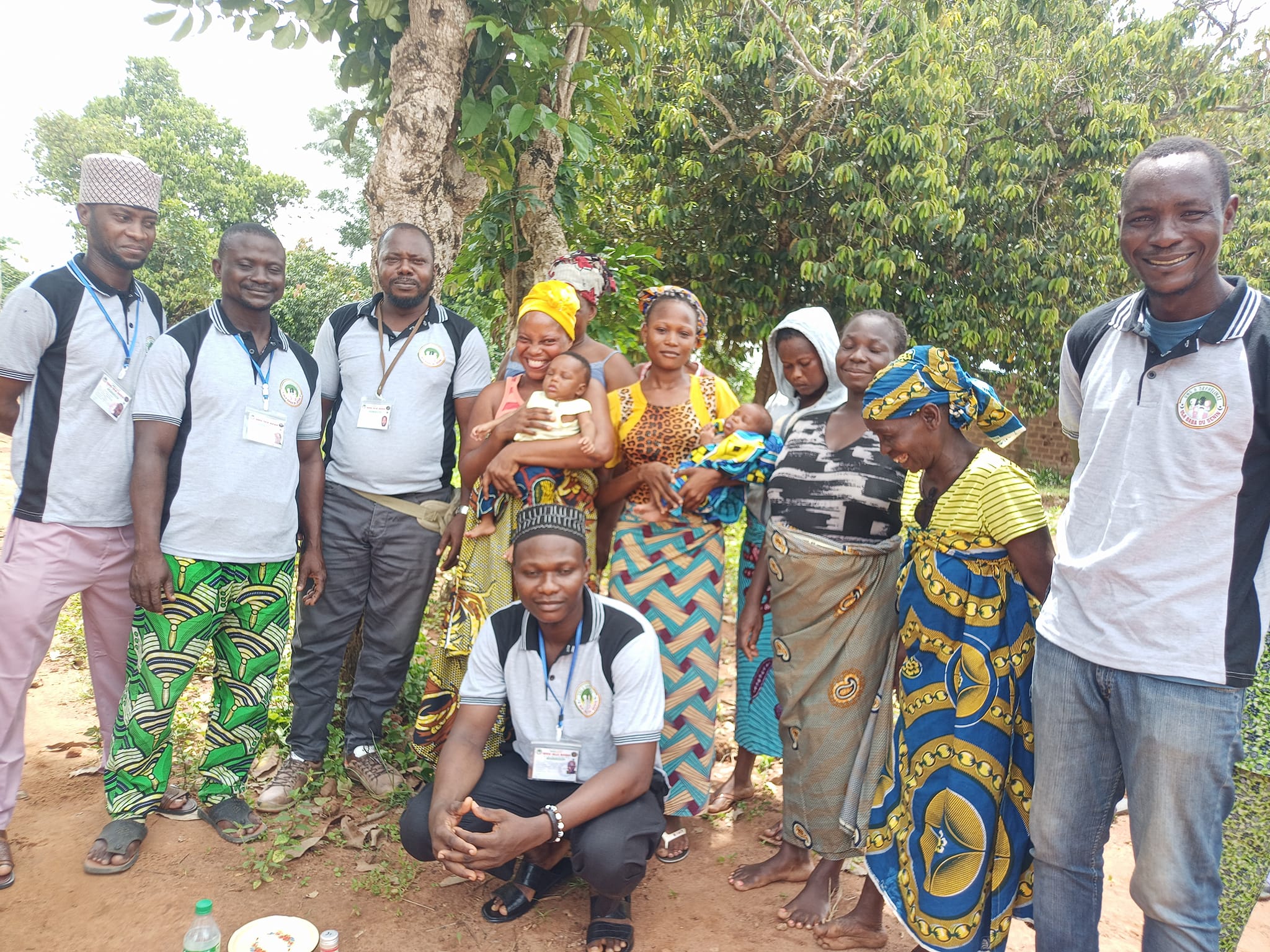 Le staff de l'ONG Ola Baba et les Bénéficiaires du puits de calavi vèdo le 18 mai 2024