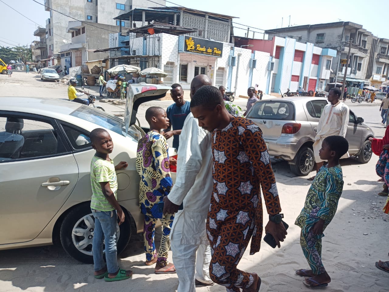 Partages des vivres aux enfants dans la mosquée de Midombo le 09/01/2024