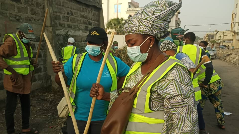 Journée de salubrité aux allentours de l'école public de MIDOMBO AKPAKPA par ONG OLA BABA