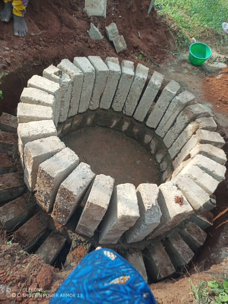 L’ONG Ola Baba du Bénin a procédé à la construction d’un puits d’eau à Ouemé, derrière le CEG Djigbé, ce 18 novembre 2024.