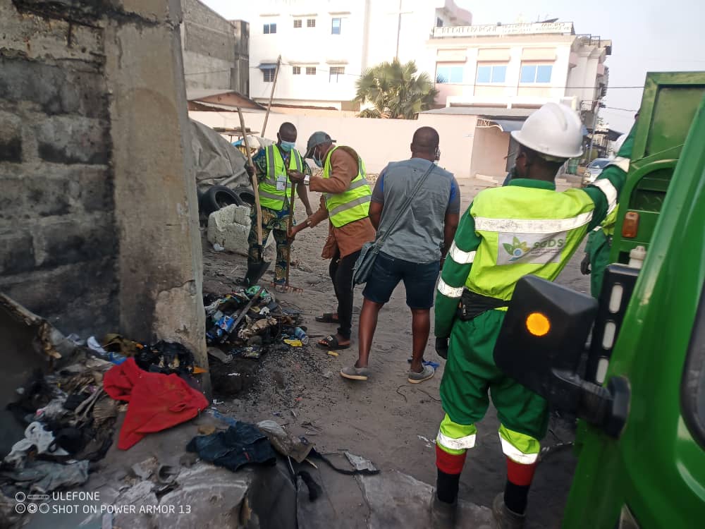 Journée de salubrité aux allentours de l'école public de MIDOMBO AKPAKPA par ONG OLA BABA