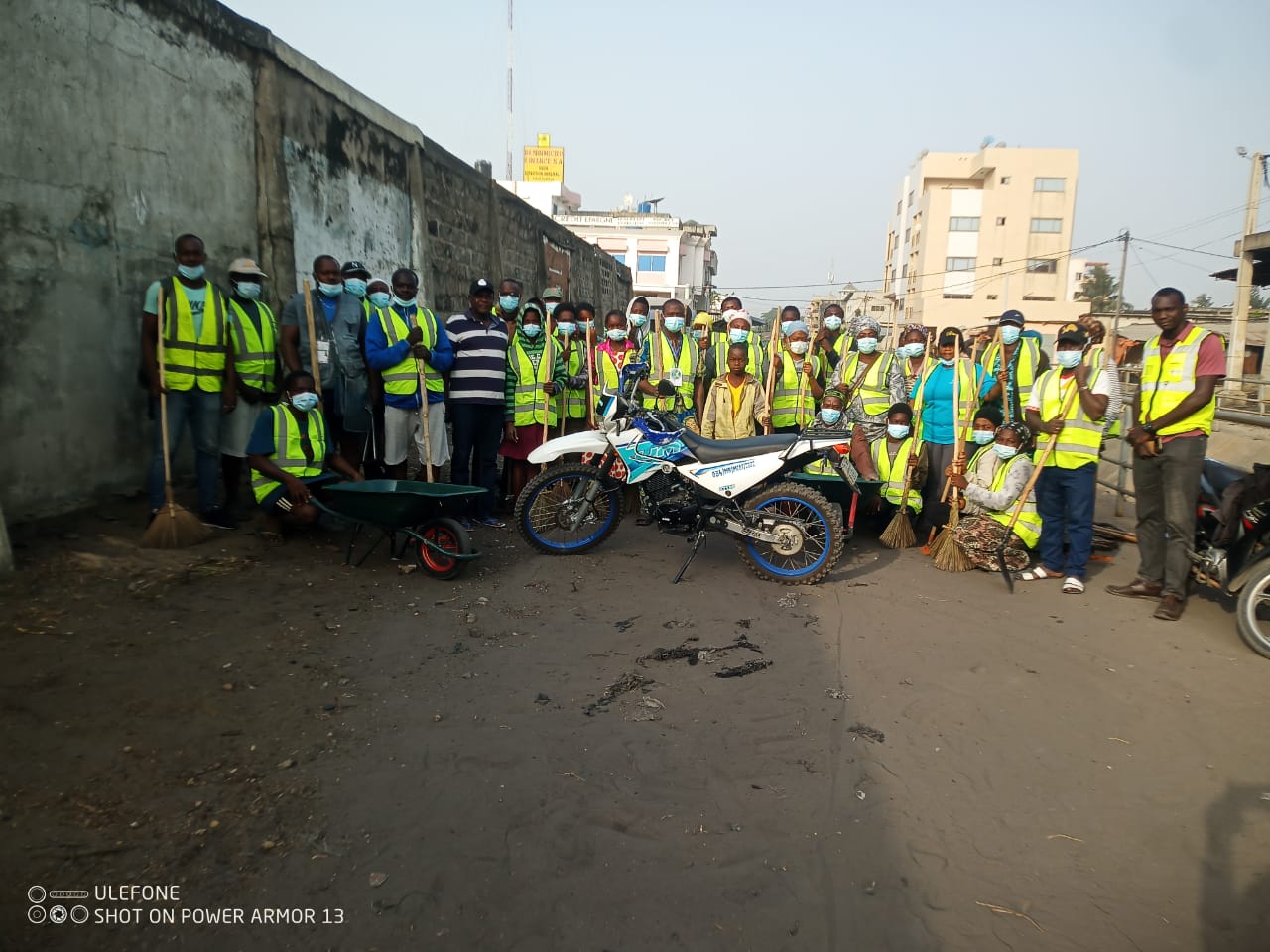 Journée de salubrité aux allentours de l'école public de MIDOMBO AKPAKPA par ONG OLA BABA