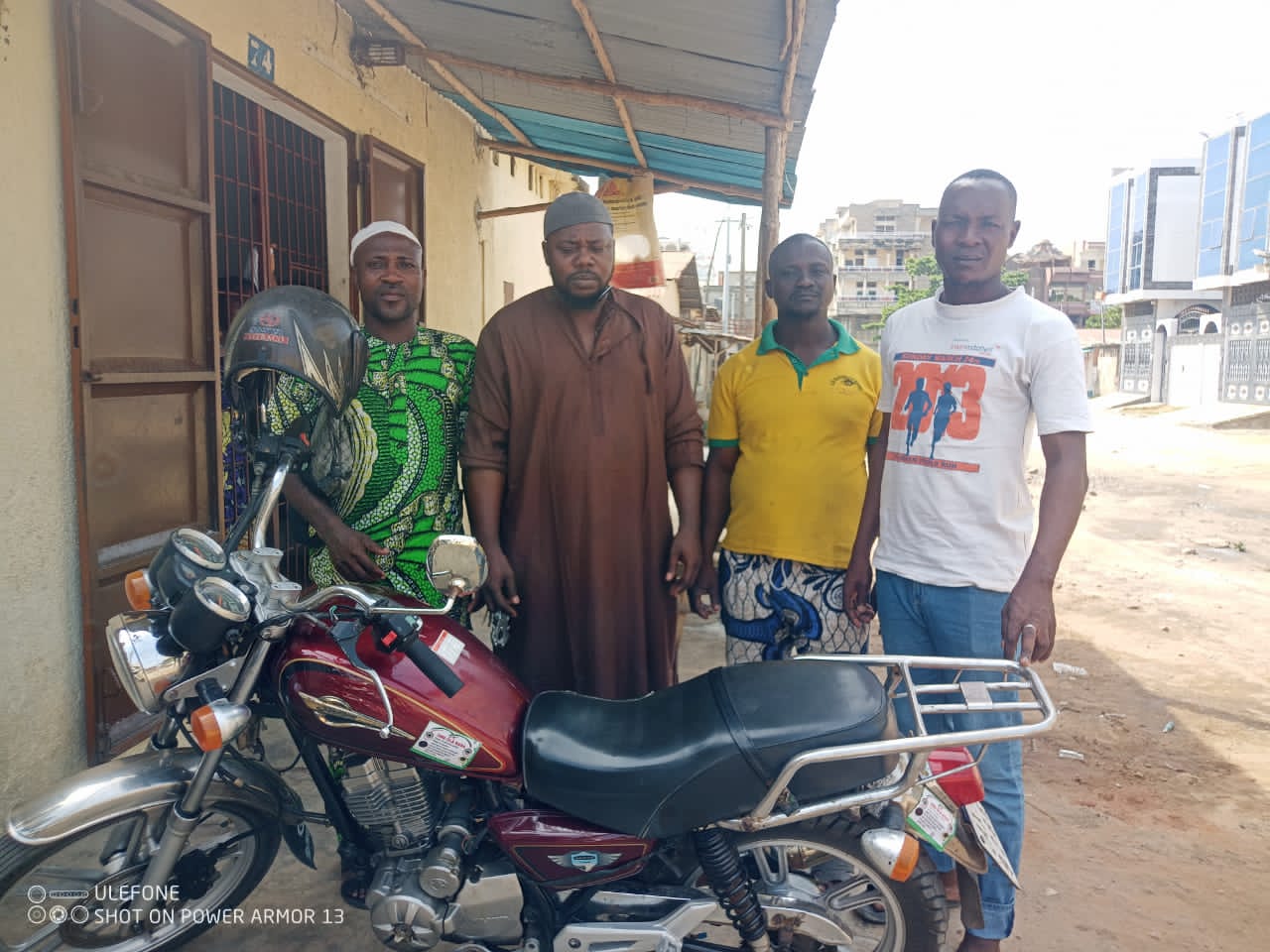 Don de moto par ONG OLA BABA